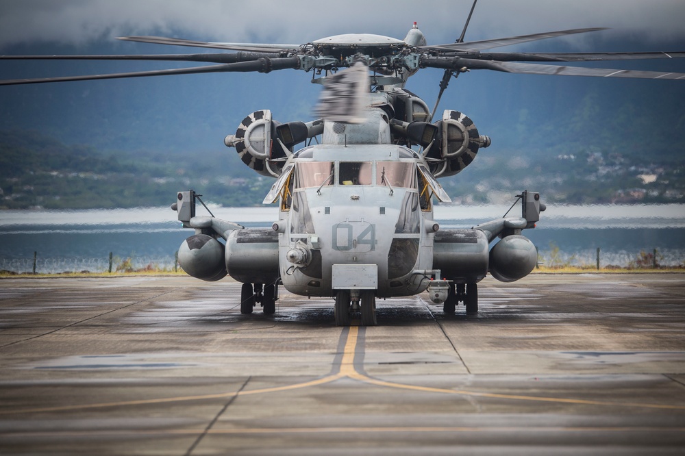 HMH-463 gives 1/12 Marines a lift