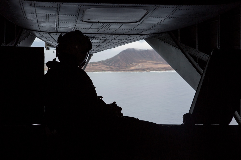 HMH-463 gives 1/12 Marines a lift