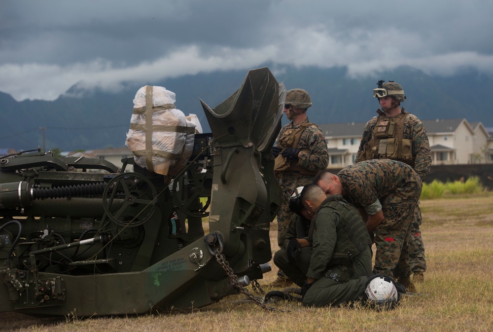 HMH-463 gives 1/12 Marines a lift