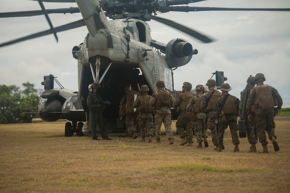 HMH-463 gives 1/12 Marines a lift