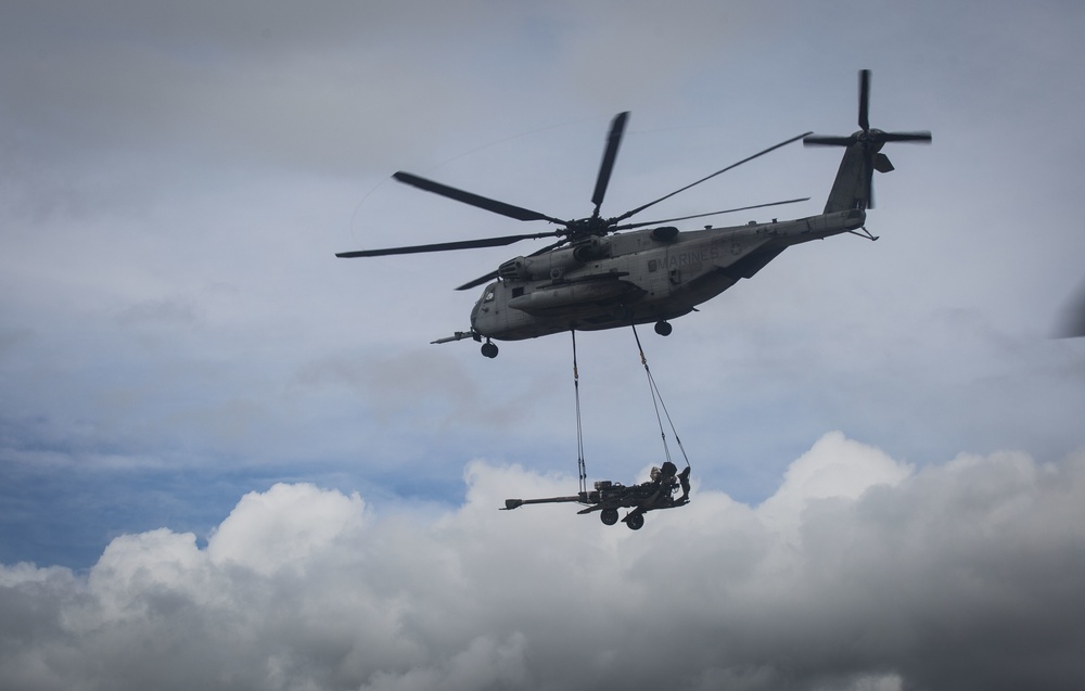 HMH-463 gives 1/12 Marines a lift