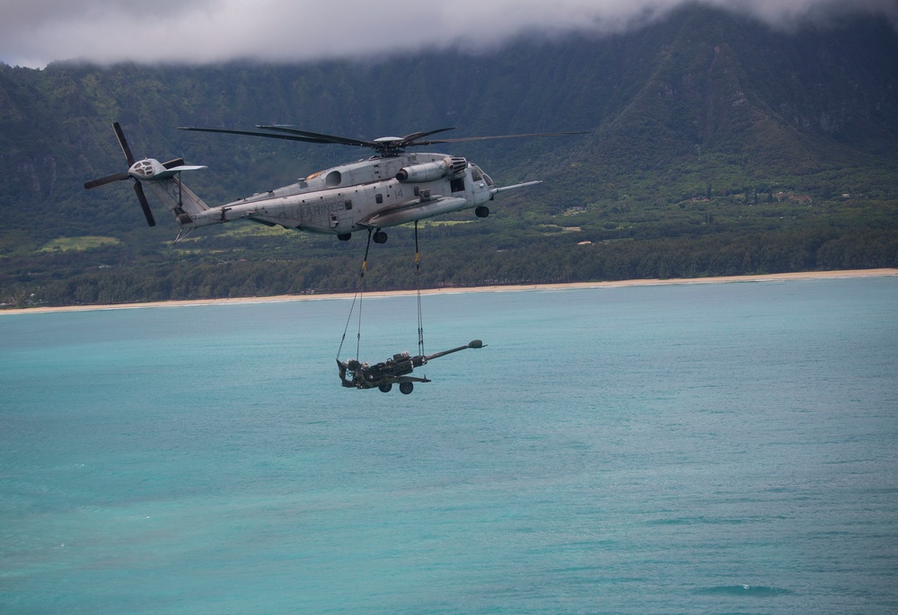 HMH-463 gives 1/12 Marines a lift