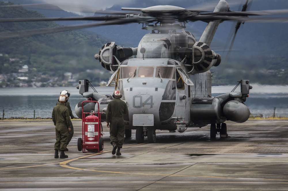 HMH-463 gives 1/12 Marines a lift