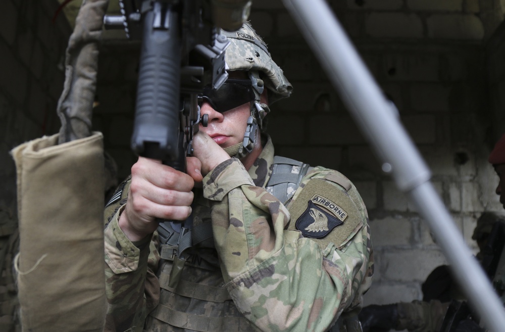 101 Division (Air Assault) Soldiers train alongside Gabonese counterparts during Judicious Activation ’17-2