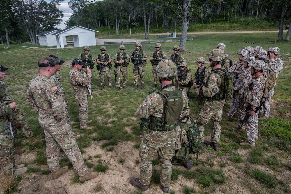 American Shooting-Instructors brief the Danish and Latvian Soldiers at the range