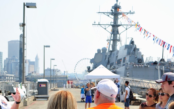 USS Michael Murphy Hosts Visitors