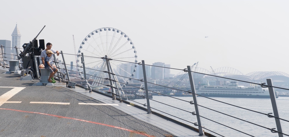 USS Michael Murphy Hosts Visitors