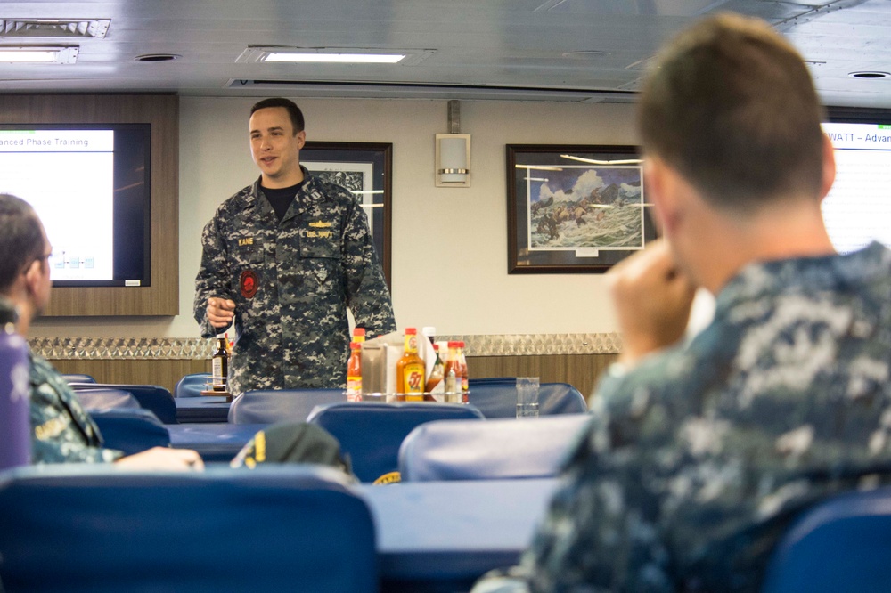 Warfare Tactics Instructor (WTI) visits USS Makin Island