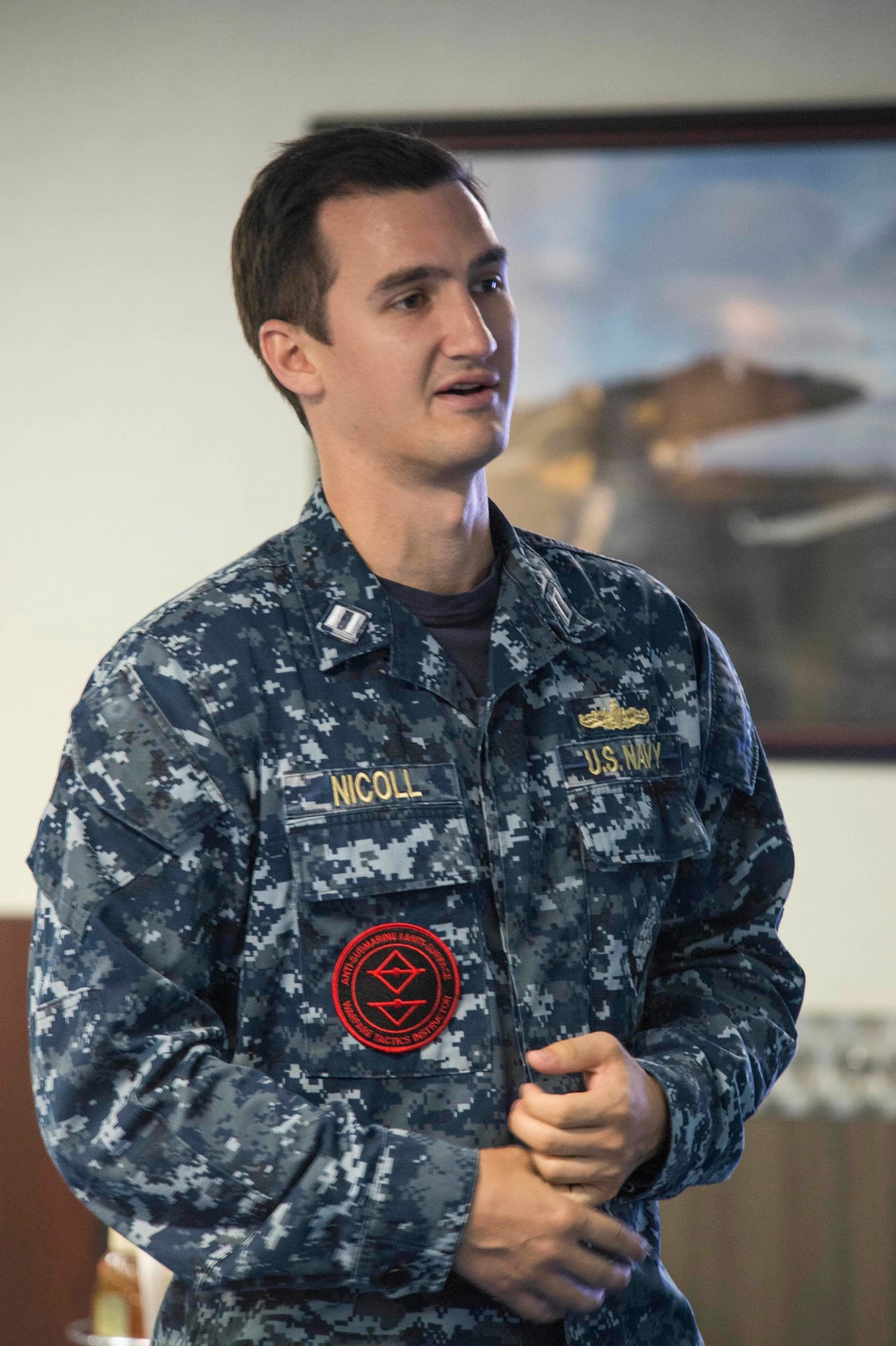 Warfare Tactics Instructor (WTI) visits USS Makin Island