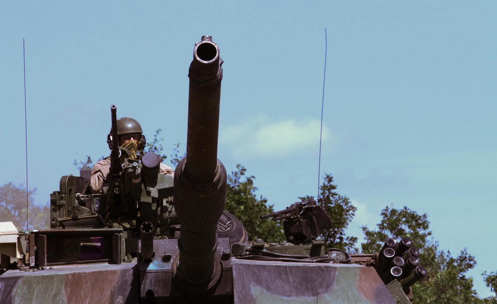 Marine Conducts Tank Training