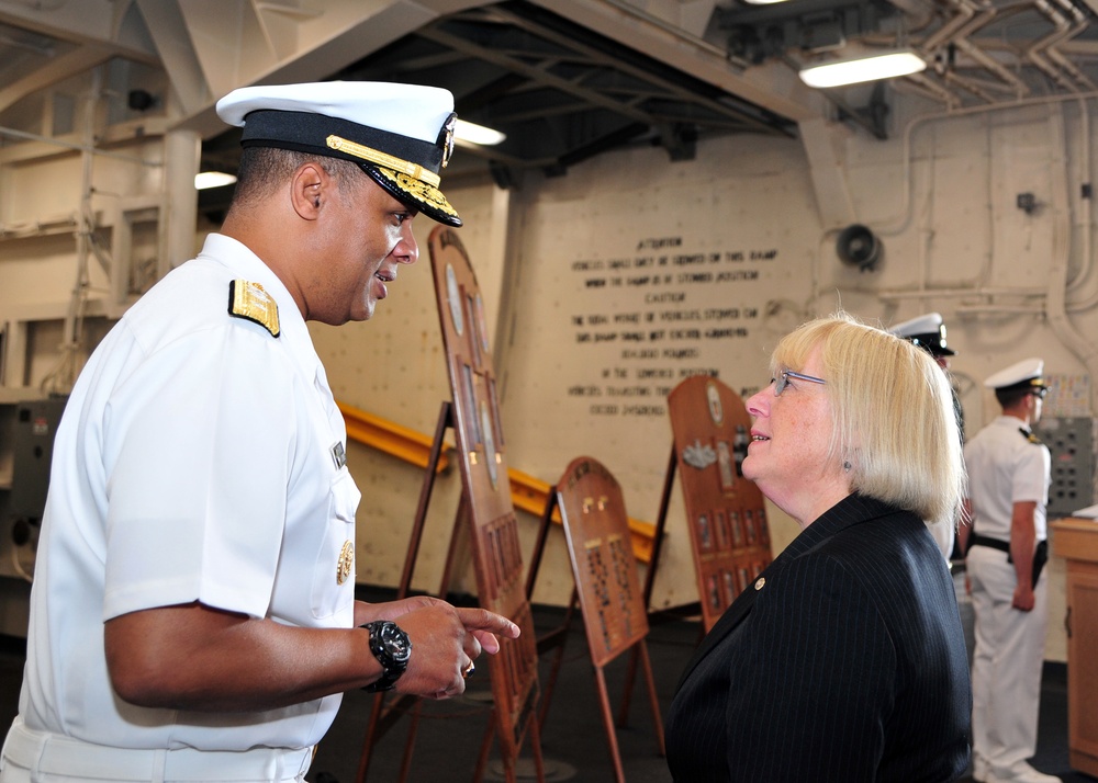 USS Anchorage Hosts Naturalization Ceremony