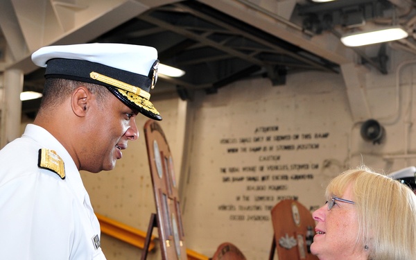USS Anchorage Hosts Naturalization Ceremony