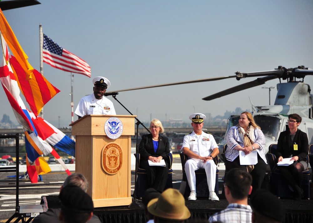 USS Anchorage Hosts Naturalization Ceremony