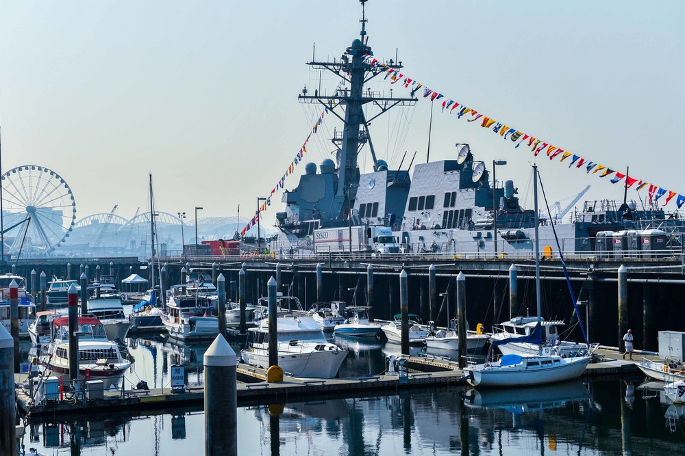 USS Michael Murphy Hosts Visitors