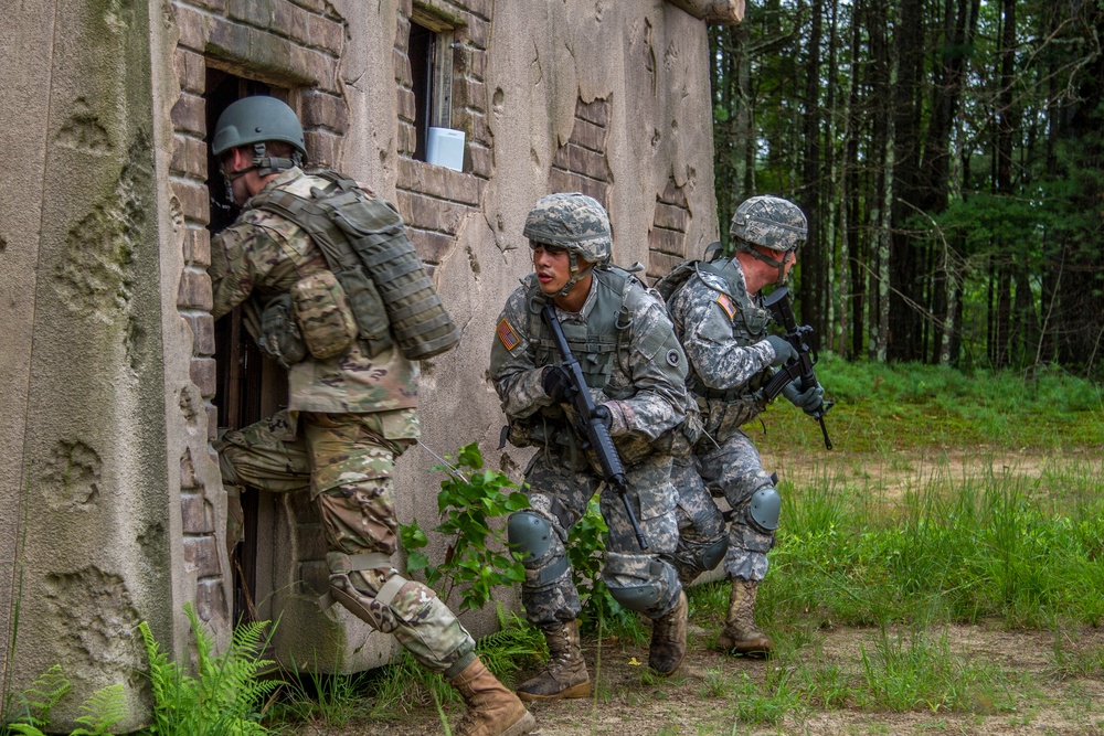 2017 Army Reserve Best Warrior winners and runners up clear a house