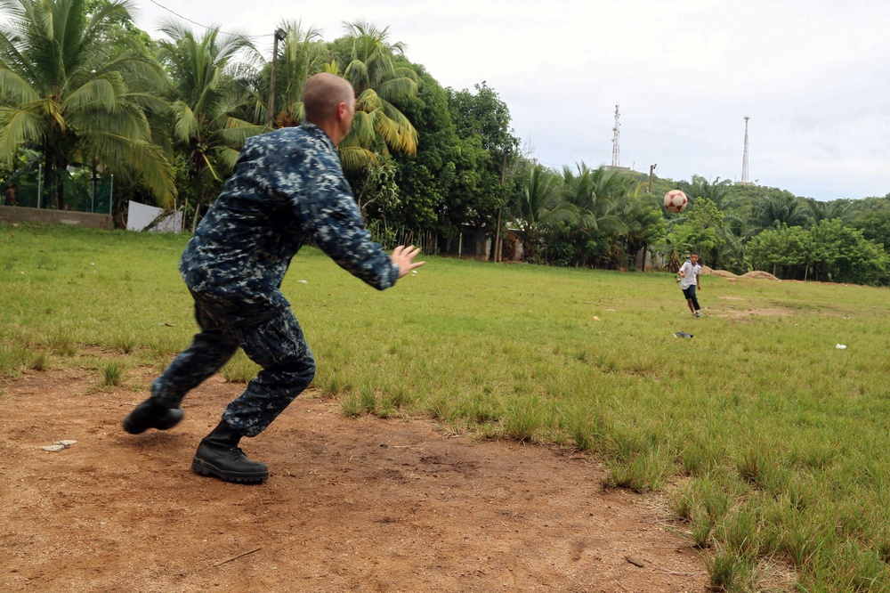Sailors Engage with Students during SPS 17 COMREL