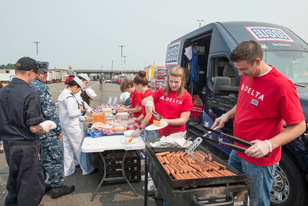 USO Hosts Pier Barbecue for USS Anchorage