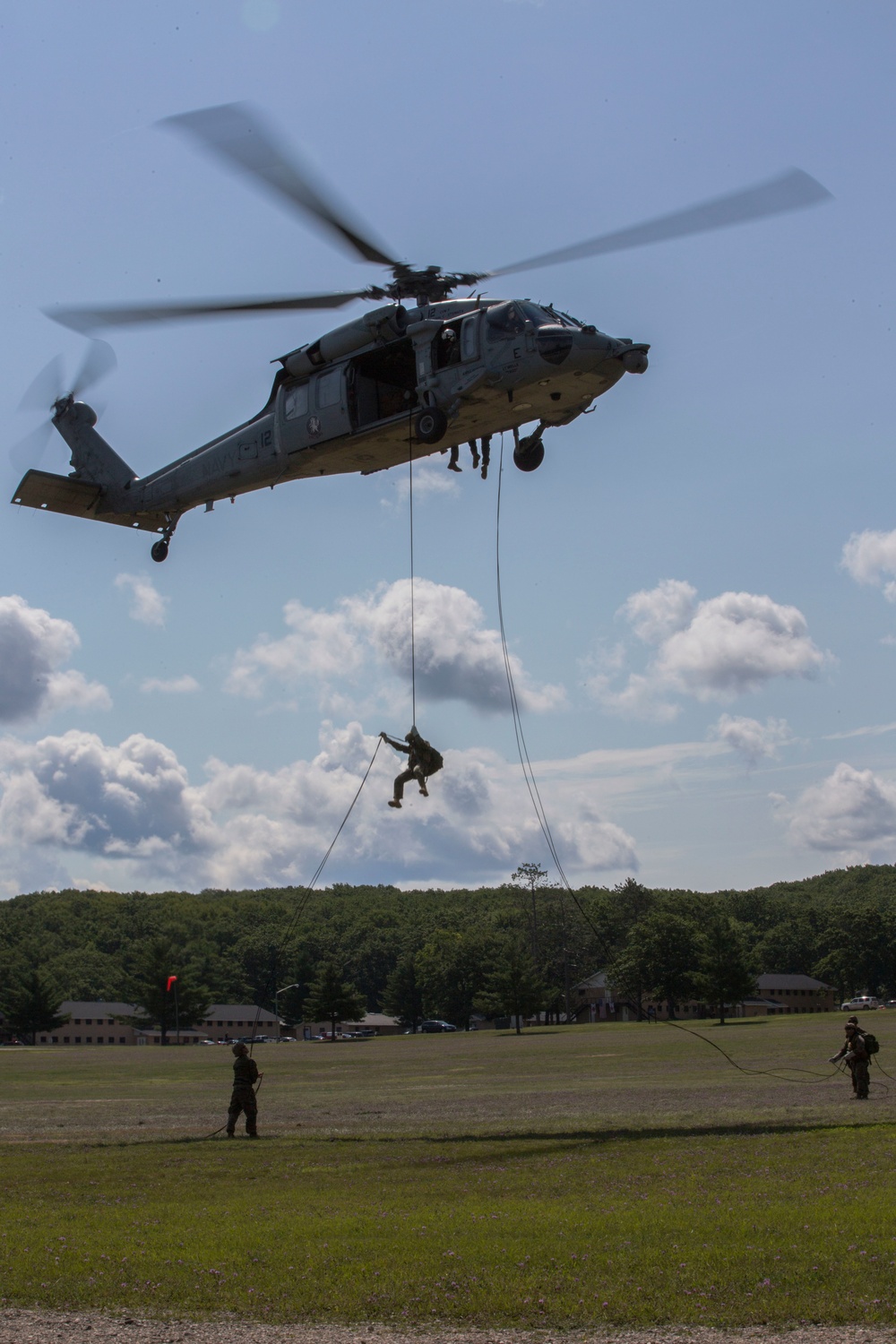 4th Recon Executes Rappelling Techniques