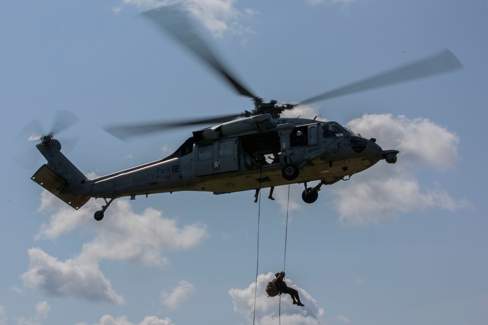 4th Recon Executes Rappelling Techniques