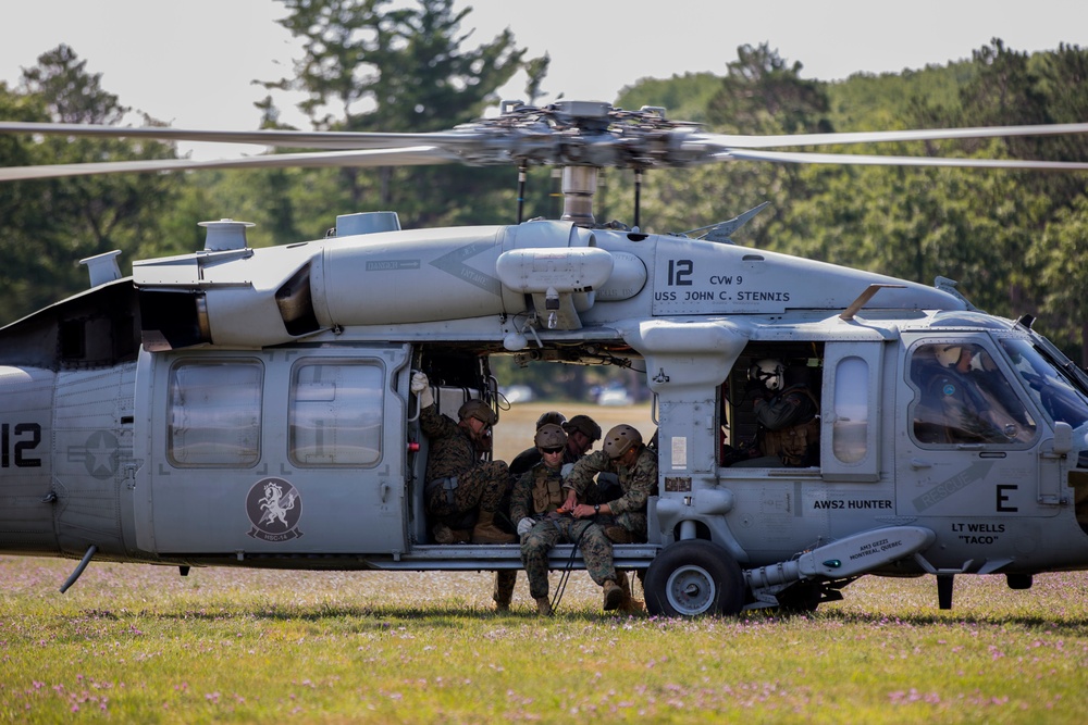 4th Recon Executes Rappelling Techniques