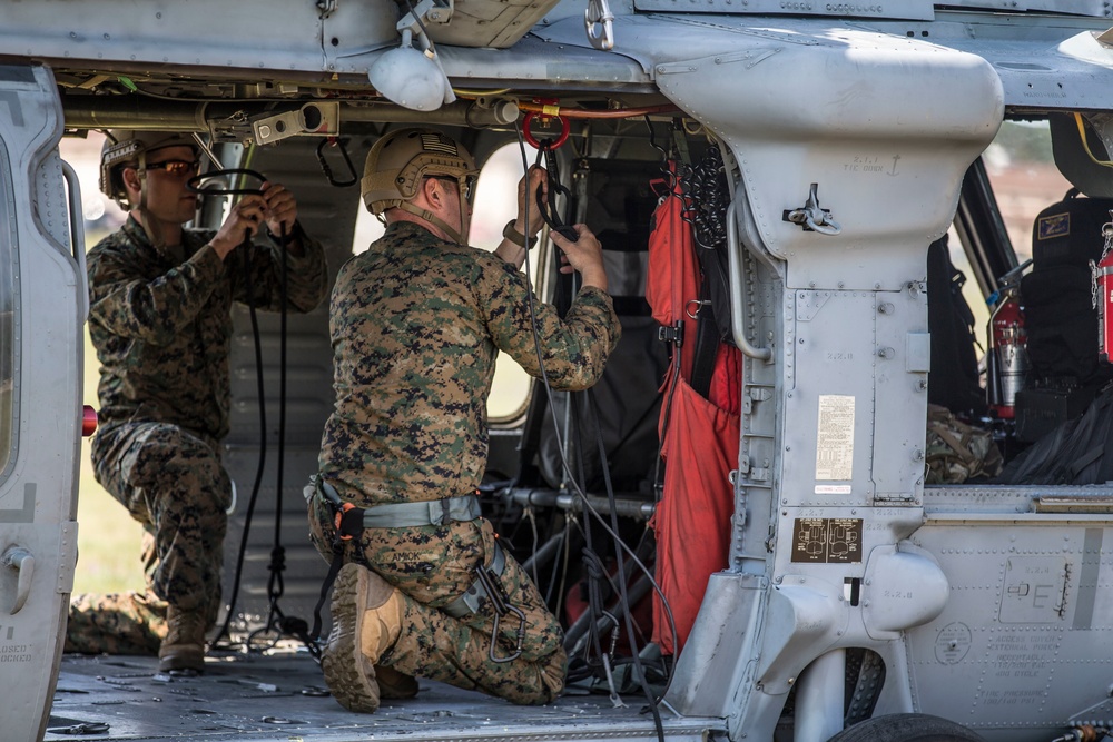 4th Recon Executes Rappelling Techniques