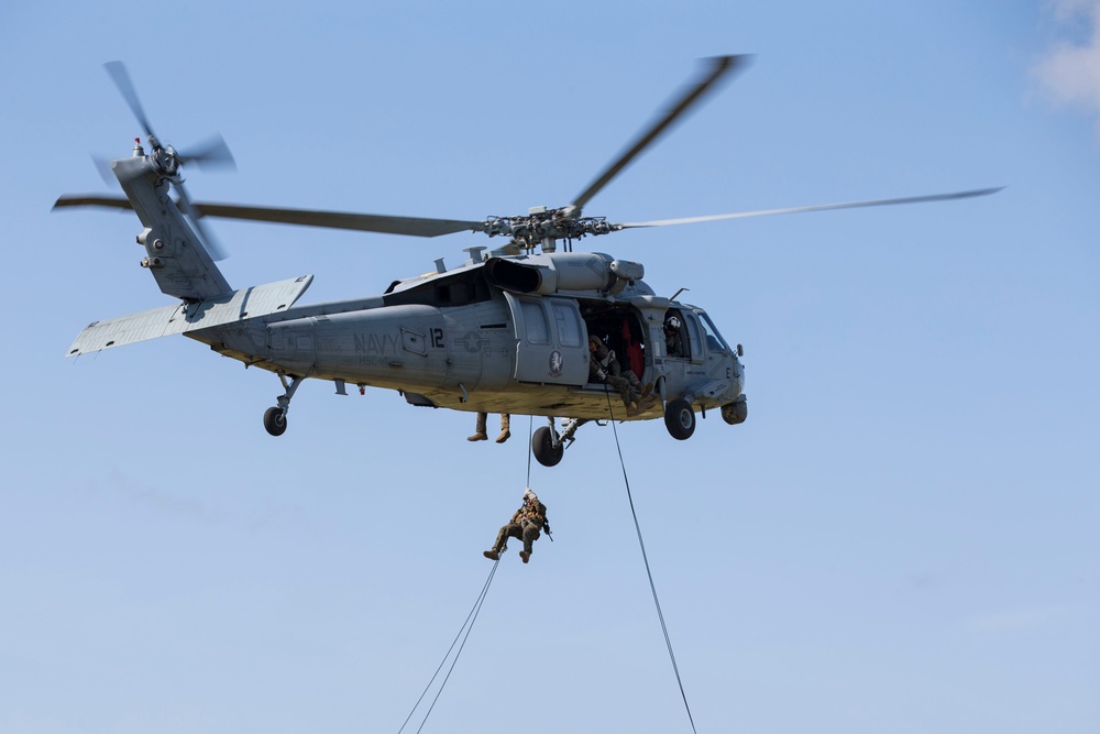 4th Recon Executes Rappelling Techniques