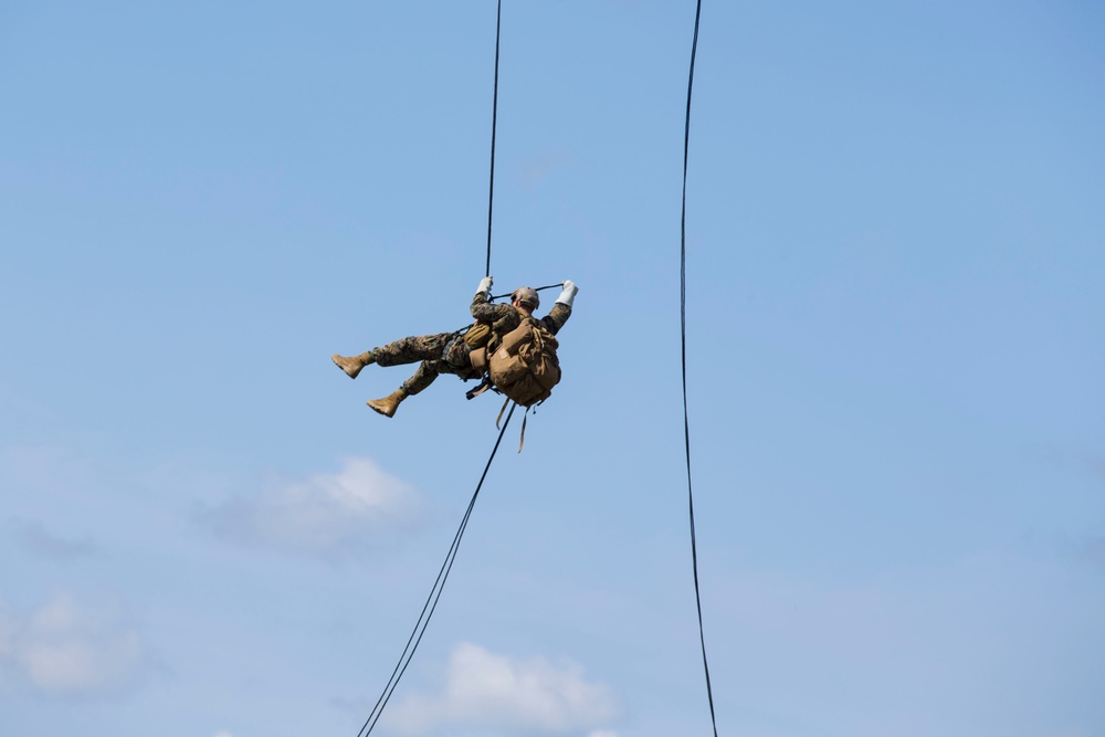 4th Recon Executes Rappelling Techniques