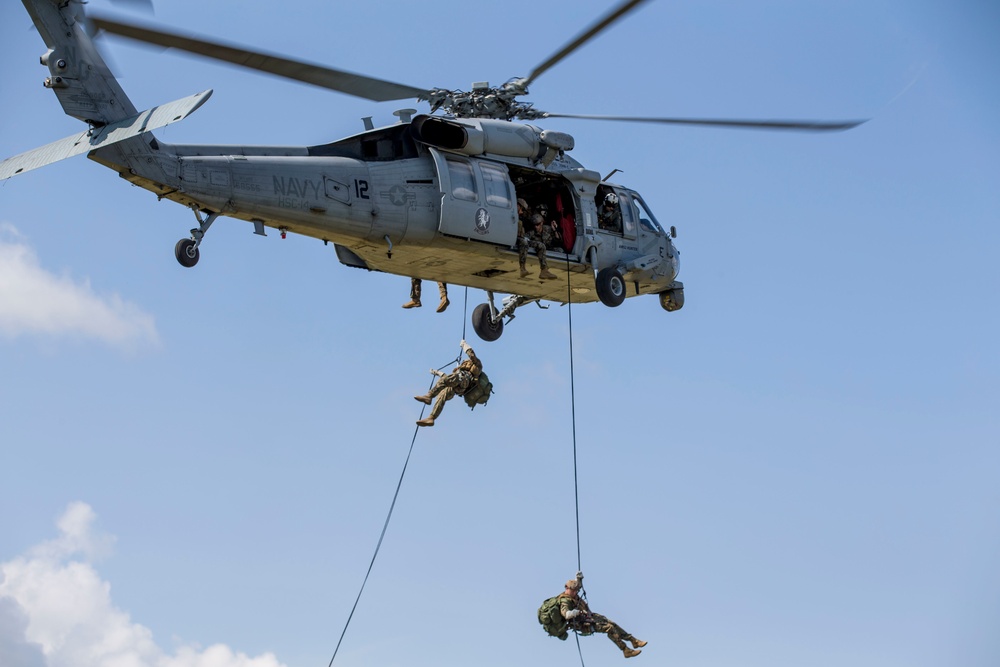 4th Recon Executes Rappelling Techniques