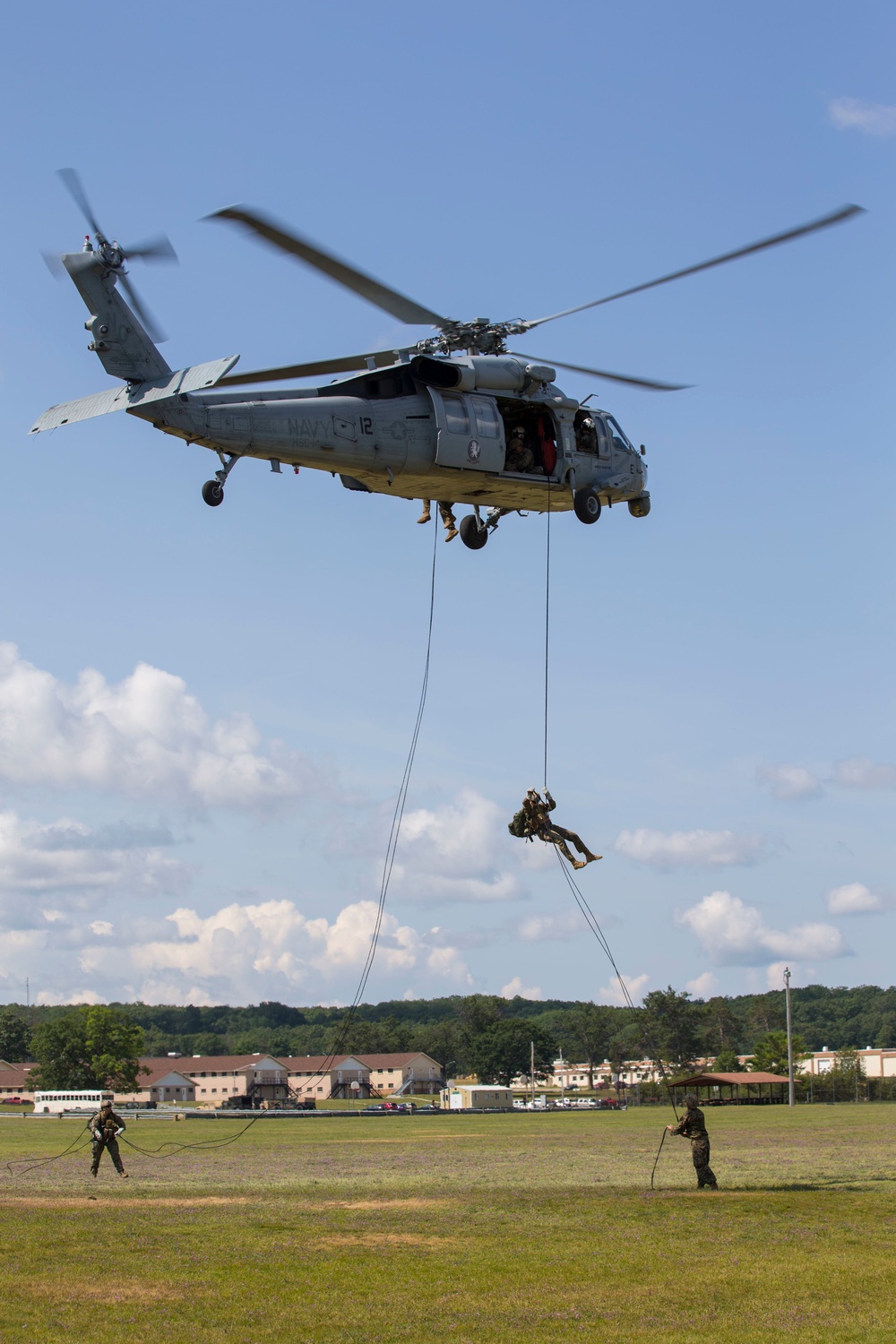 4th Recon Executes Rappelling Techniques