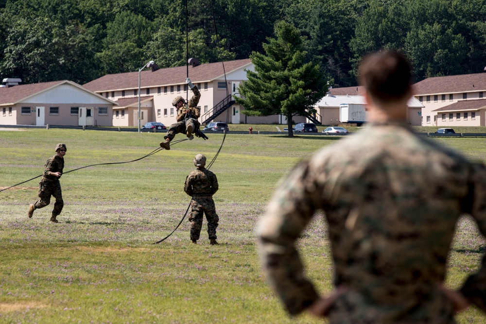 4th Recon Executes Rappelling Techniques