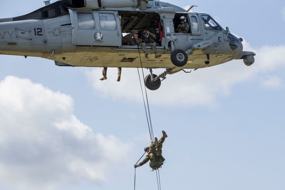 4th Recon Executes Rappelling Techniques