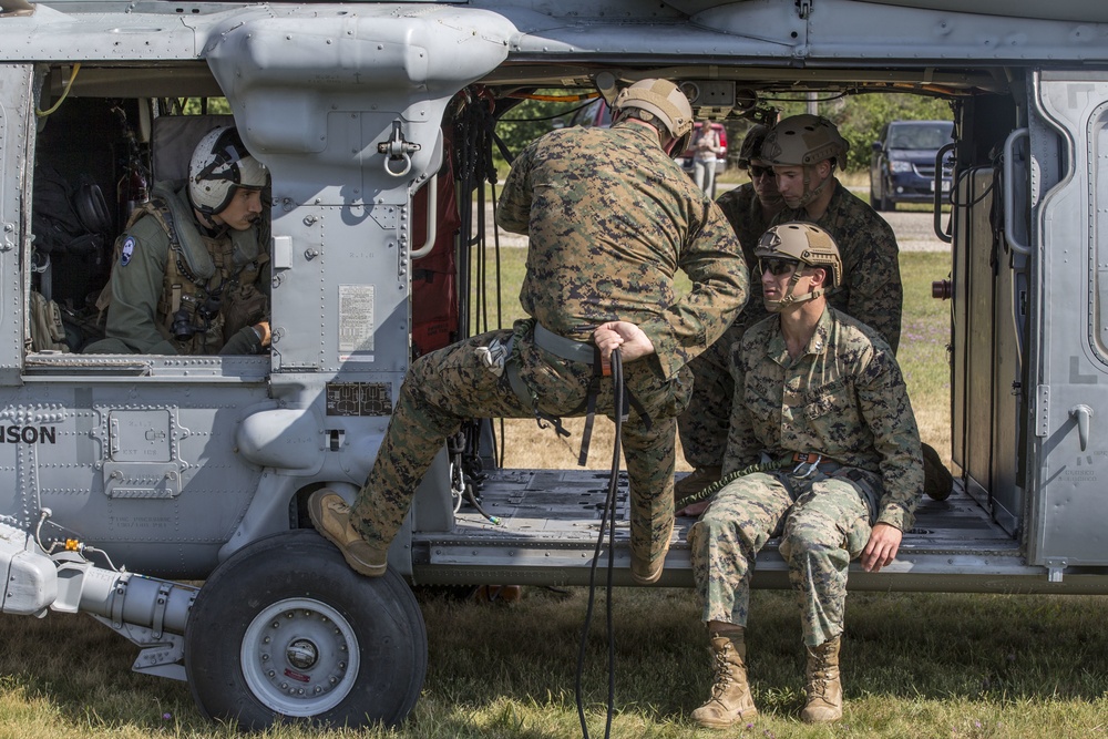 4th Recon Executes Rappelling Techniques