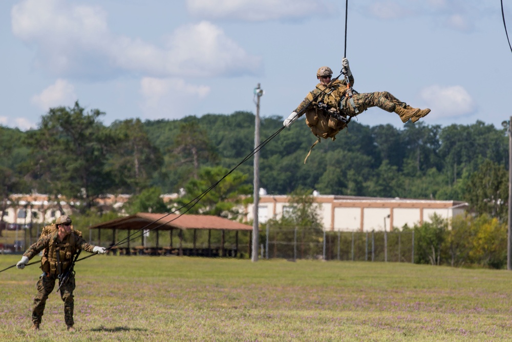 4th Recon Executes Rappelling Techniques