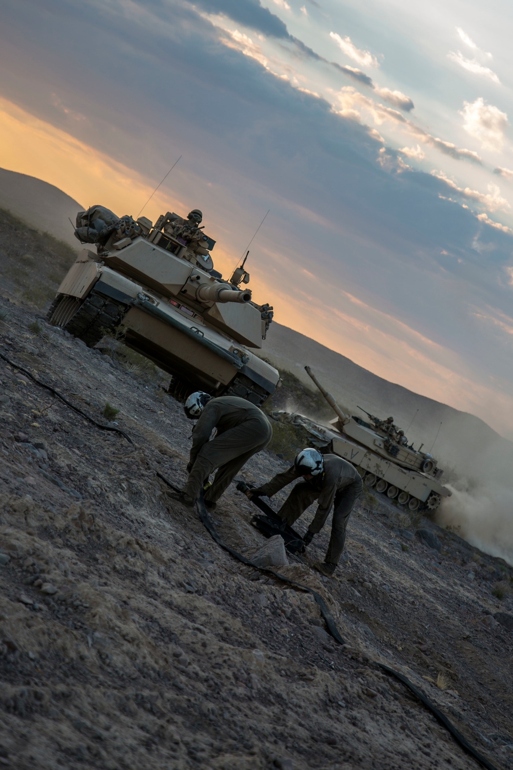 ITX 5-17 CH53 Re-fuels 1st Tank BN