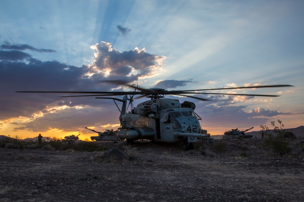 ITX 5-17 CH53 Re-fuels 1st Tank BN
