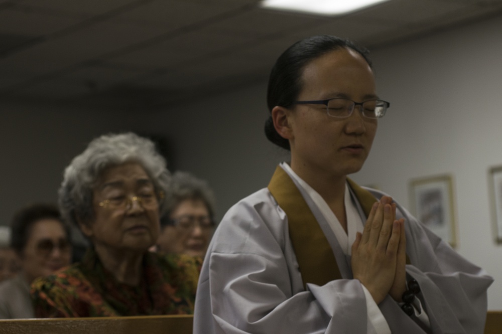 Buddhist Chaplain prays before commission