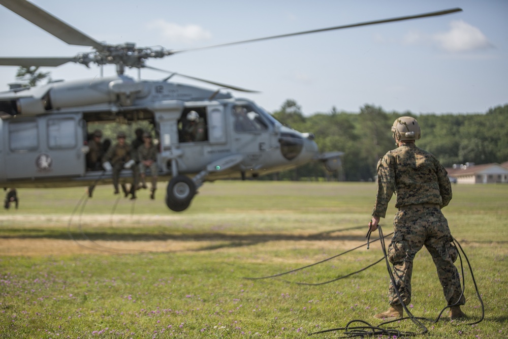 4th Recon Executes Rappelling Techniques