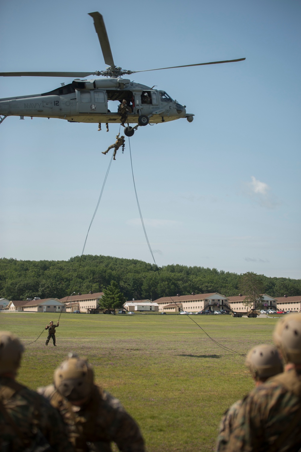 4th Recon Executes Rappelling Techniques