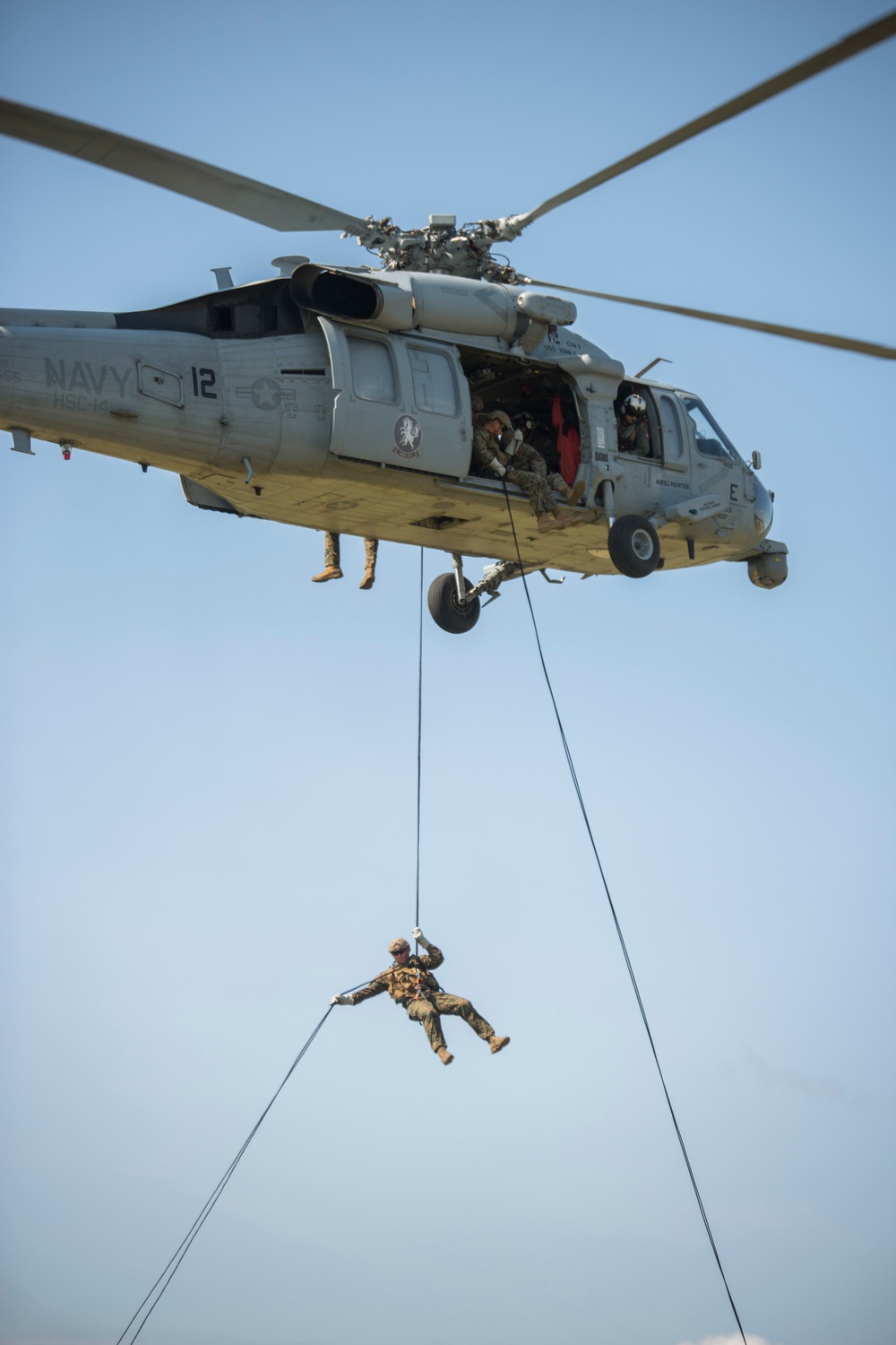 4th Recon Executes Rappelling Techniques