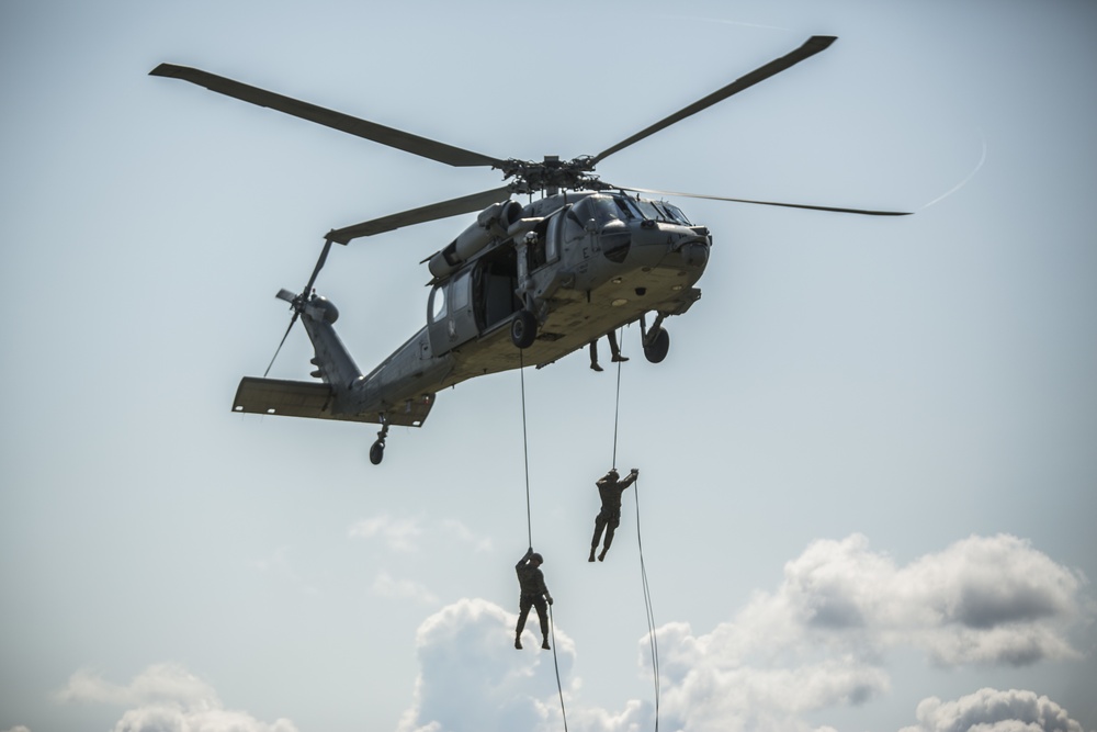 4th Recon Executes Rappelling Techniques