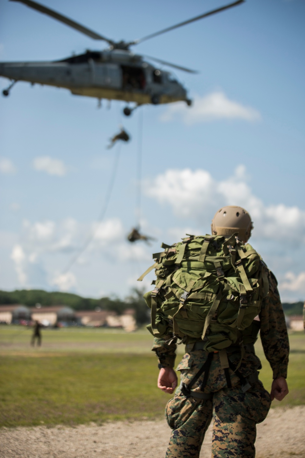 4th Recon Executes Rappelling Techniques