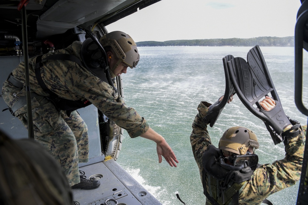 Navy, Marines exercise Special Insertion and Extraction (SPIE) proficiency