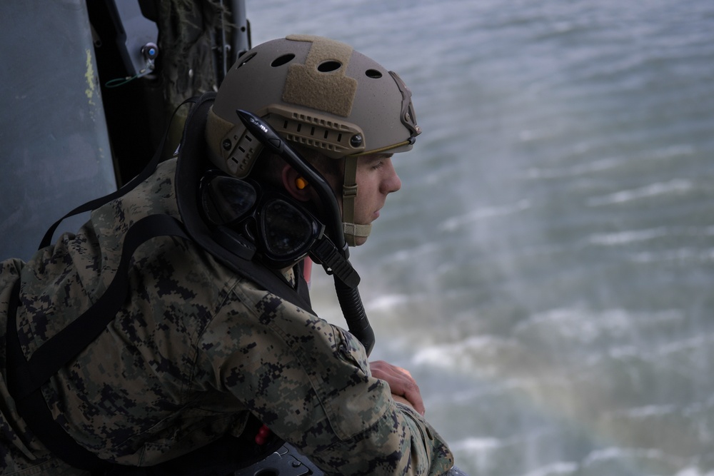 Navy, Marines exercise Special Insertion and Extraction (SPIE) proficiency