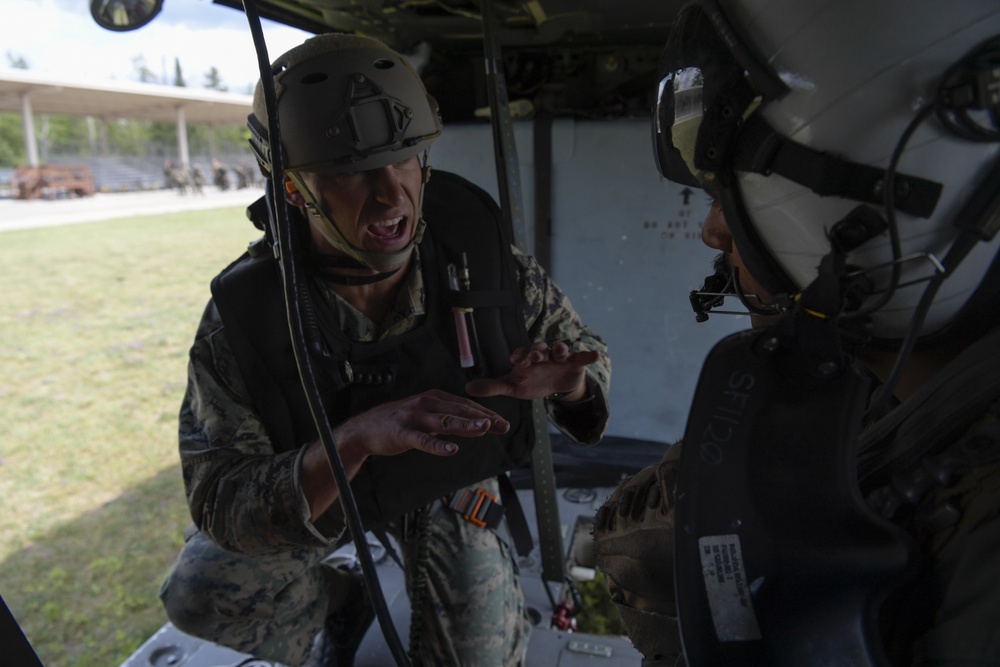 Navy, Marines exercise Special Insertion and Extraction (SPIE) proficiency