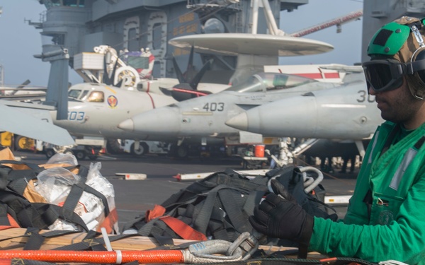 Nimitz Conducts Vert Rep