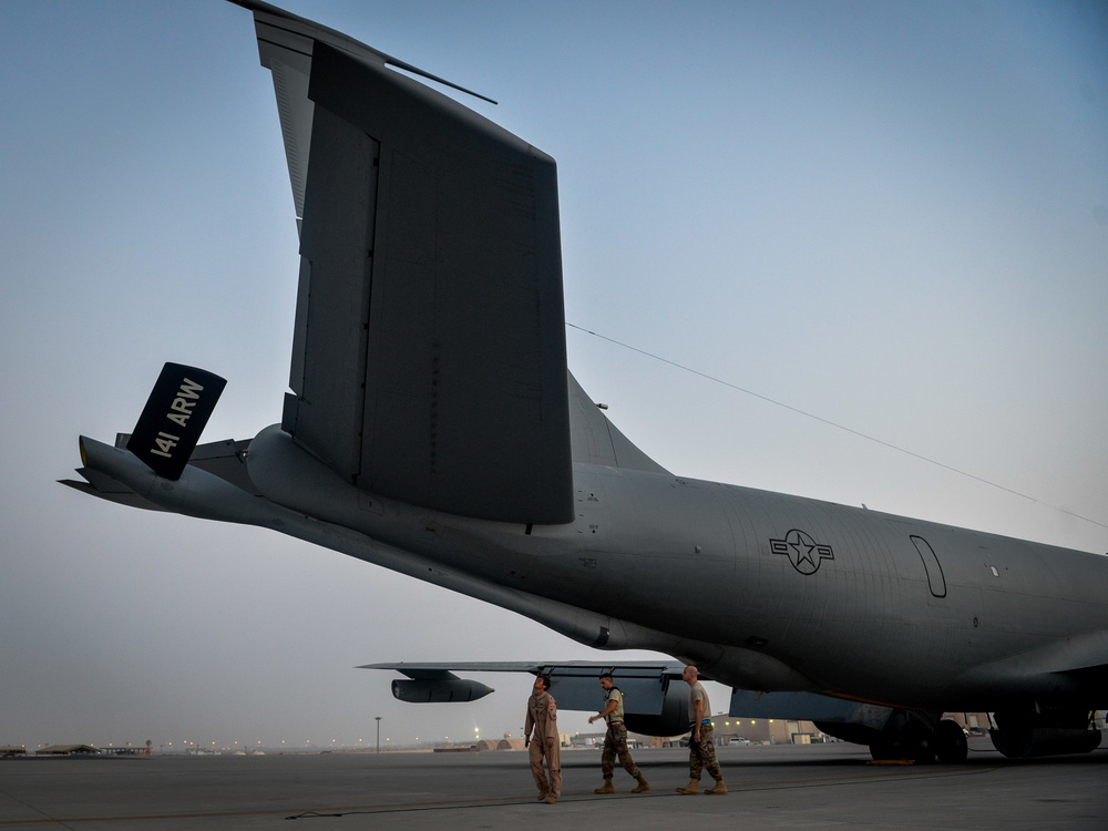 KC-135s refuel USMC F/A-18