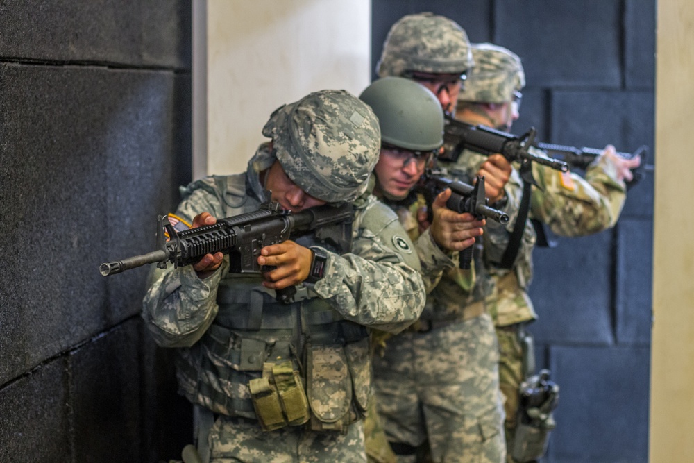 2017 Army Reserve Best Warrior winners and runners up prepare to clear a room