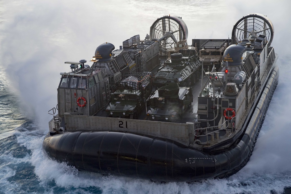 USS Bonhomme Richard Conducts Landing Craft Air Cusion (LCAC) Operations During Amphibious Integration Training (AIT)