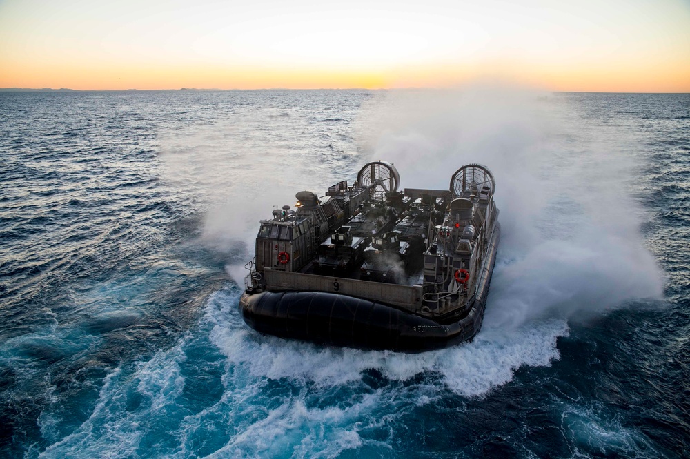 USS Bonhomme Richard Conducts Landing Craft Air Cusion (LCAC) Operations During Amphibious Integration Training (AIT)