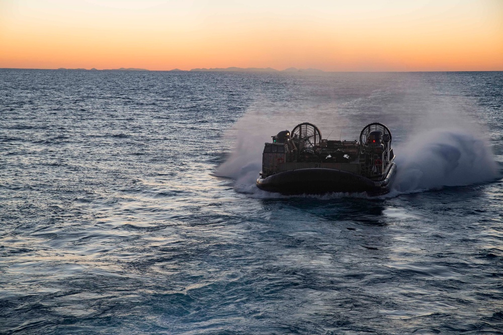 USS Bonhomme Richard Conducts Landing Craft Air Cusion (LCAC) Operations During Amphibious Integration Training (AIT)